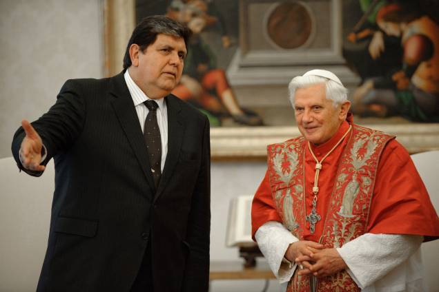 O papa emérito Bento XVI recebe o então presidente do Peru, Alan García Perez, durante uma audiência no Vaticano em novembro de 2009 O papa emérito Bento XVI recebe o então presidente do Peru, Alan García Perez, durante uma audiência no Vaticano em novembro de 2009