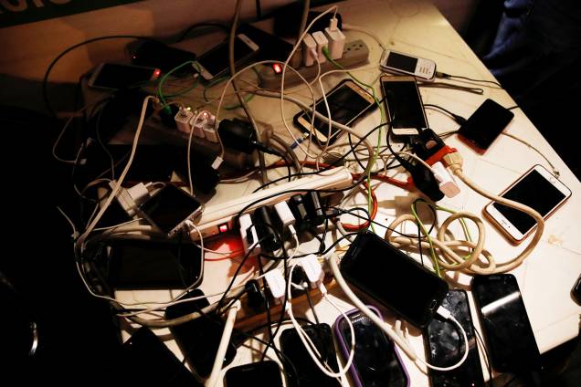 Celulares são carregados através de gerador em praça localizada em Caracas, capital da Venezuela, durante apagão - 26/03/2019 Celulares são carregados através de gerador em praça localizada em Caracas, capital da Venezuela, durante apagão - 26/03/2019