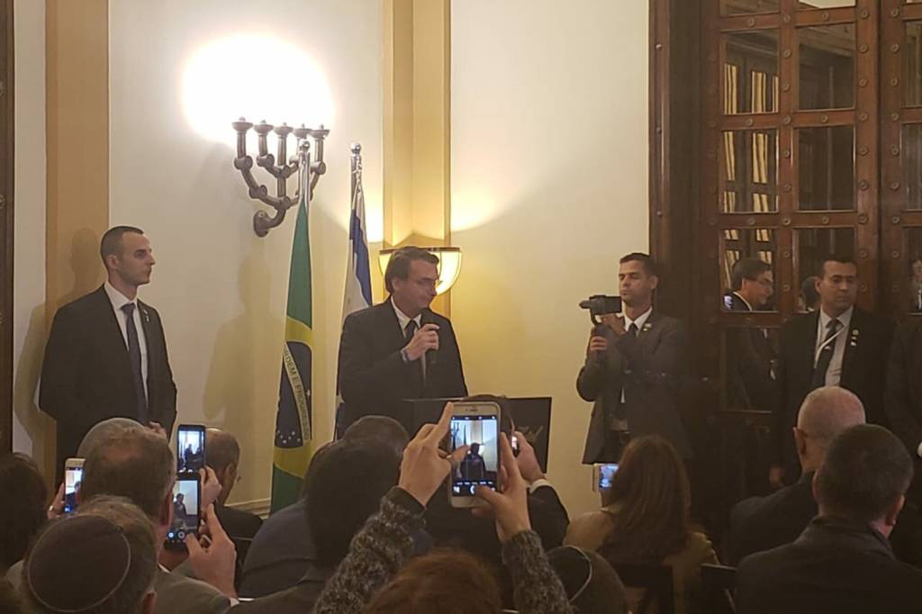 Em Israel, Bolsonaro defende homenagem a torturador da ditadura