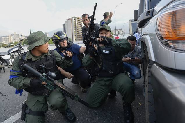 Membros da Força Armada Nacional Bolivariana (FANB) que apoiam o líder da oposição Juan Guaidó se posicionam em frente à base de La Carlota, em Caracas - 30/04/2019 Membros da Força Armada Nacional Bolivariana (FANB) que apoiam o líder da oposição Juan Guaidó se posicionam em frente à base de La Carlota, em Caracas - 30/04/2019