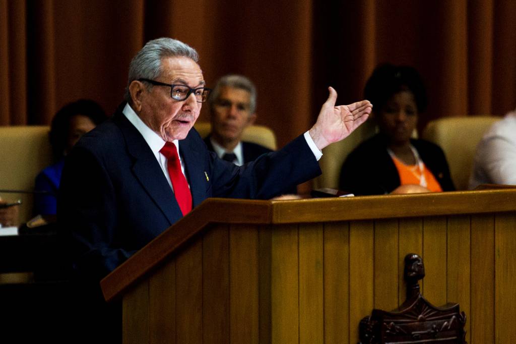 Raúl Castro pede que cubanos se preparem para tempos econômicos difíceis