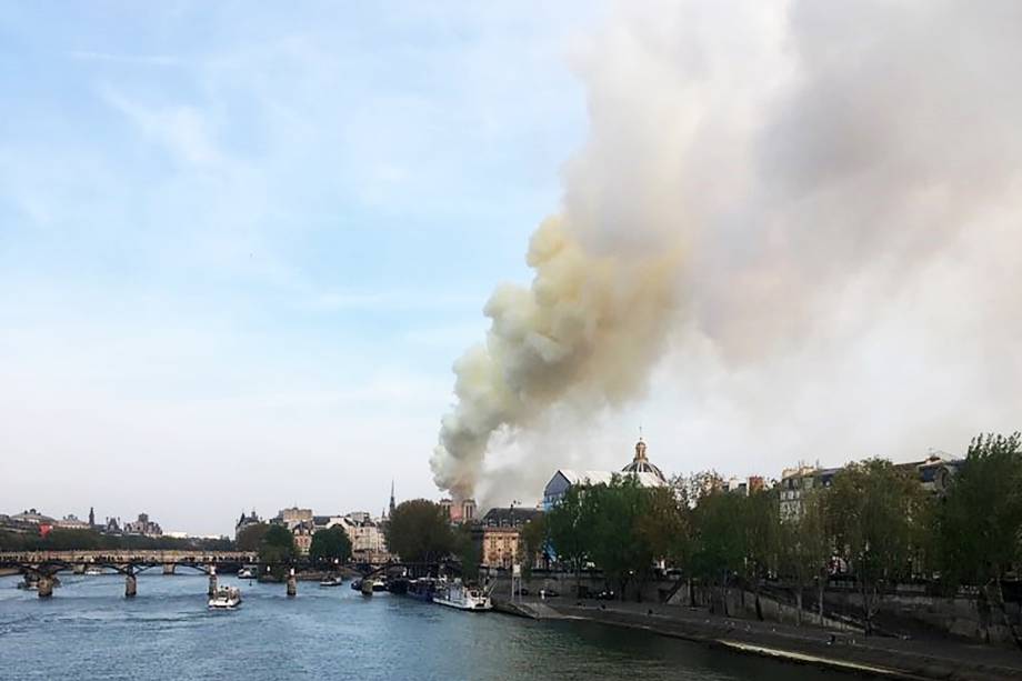 Chamas atingem a Catedral de Notre-Dame, em Paris - 15/04/2019