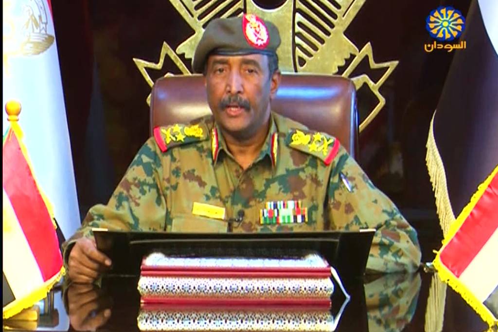 Chefe militar do Sudão promete devolver poder a civis em até dois anos