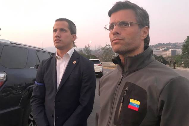 O presidente autoproclamado da Venezuela, Juan Guaidó, aparece ao lado do líder de oposição Leopoldo López - 30/04/2019 O presidente autoproclamado da Venezuela, Juan Guaidó, aparece ao lado do líder de oposição Leopoldo López - 30/04/2019