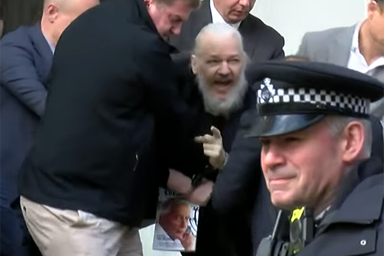 Julian Assange, fundador do WikiLeaks, é preso na embaixada equatoriana de Londres Julian Assange, fundador do WikiLeaks, é preso na embaixada equatoriana de Londres
