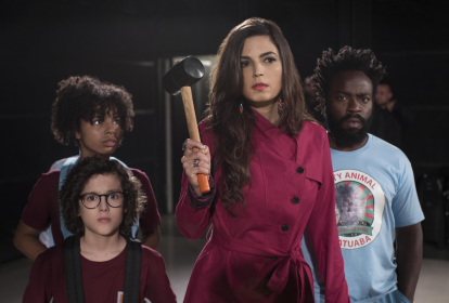 Emanuelle Araújo, Douglas Silva, Sabrina Nonata e Cauã Gonçalves em cena da 2ª temporada de 'Samantha!', da Netflix