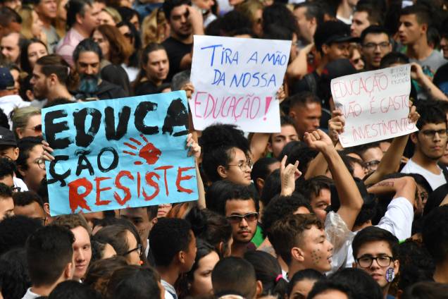 Estudantes com cartazes durante protesto contra os cortes na área da educação e pesquisa anunciados pelo Governo Federal, em São Paulo - 15/05/2019 Estudantes com cartazes durante protesto contra os cortes na área da educação e pesquisa anunciados pelo Governo Federal, em São Paulo - 15/05/2019