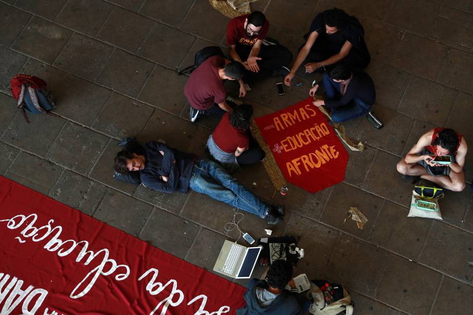 Alunos da Universidade de São Paulo (USP) se reúnem antes de protesto contra cortes nos gastos federais em educação superior anunciados pelo governo Bolsonaro - 15/05/2019