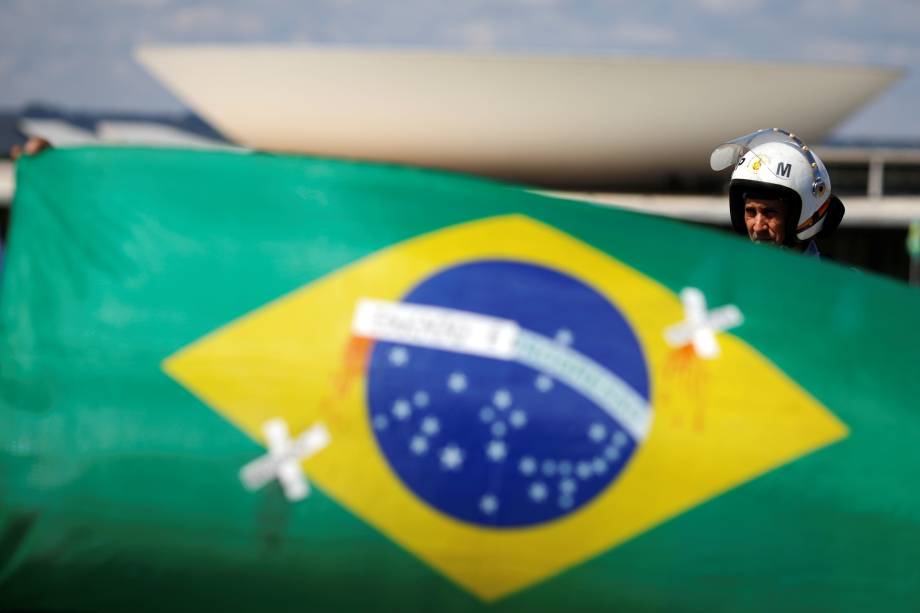 Bandeira do Brasil remendada em frente ao Congresso Nacional, durante protesto em Brasília - 15/05/2019