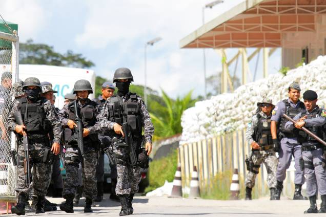Policiais são vistos nos arredores do presídio localizado em Manaus (AM), após série de massacres no estado - 27/05/2019 Policiais são vistos nos arredores do presídio localizado em Manaus (AM), após série de massacres no estado - 27/05/2019