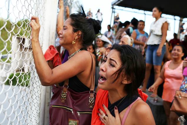 Parentes de presos choram na frente de complexo penitenciário após dezenas de presos serem mortos em massacre realizado em diversos presídios em Manaus (AM) - 27/05/2019 Parentes de presos choram na frente de complexo penitenciário após dezenas de presos serem mortos em massacre realizado em diversos presídios em Manaus (AM) - 27/05/2019