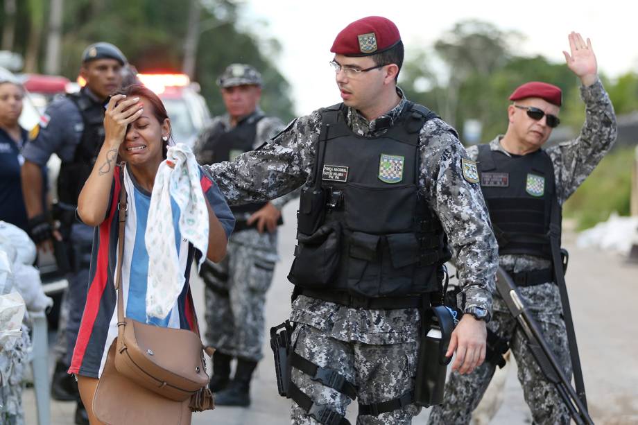 Parente de preso chora na frente de complexo penitenciário após massacre ser realizado em diversos presídios em Manaus (AM) - 27/05/2019