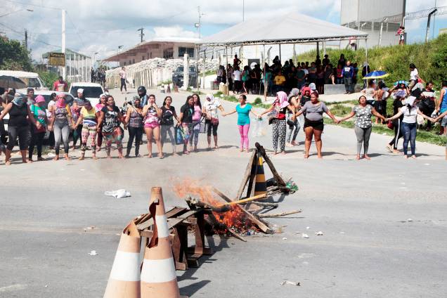 Parentes de presos bloqueiam a entrada de presídio localizado em Manaus (AM), após série de massacres serem registrados no estado - 27/05/2019 Parentes de presos bloqueiam a entrada de presídio localizado em Manaus (AM), após série de massacres serem registrados no estado - 27/05/2019