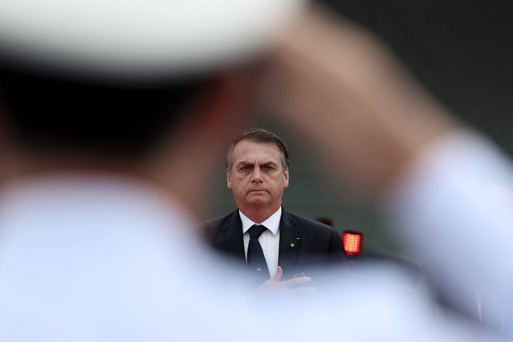 Bolsonaro elogia militares, mas se esquiva de comentar crise com Olavo