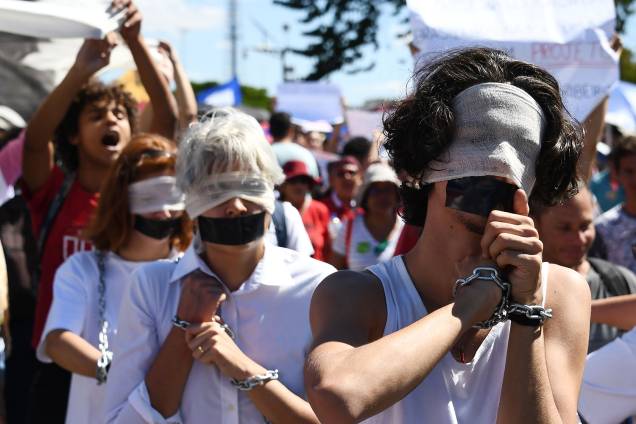 Estudantes são vistos com correntes durante protesto contra cortes de verbas nas universidades em Brasília (DF) - 30/05/2019 Estudantes são vistos com correntes durante protesto contra cortes de verbas nas universidades em Brasília (DF) - 30/05/2019