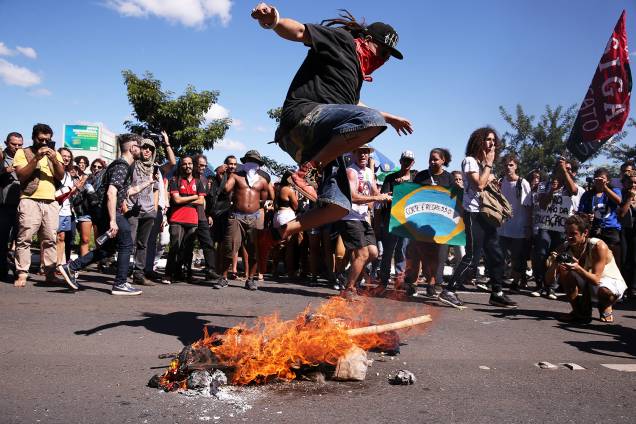 Manifestantes ateiam fogo a um boneco representando o presidente Jair Bolsonaro durante protesto contra bloqueios nas verbas da Educação em Brasília - 30/05/2019 Manifestantes ateiam fogo a um boneco representando o presidente Jair Bolsonaro durante protesto contra bloqueios nas verbas da Educação em Brasília - 30/05/2019