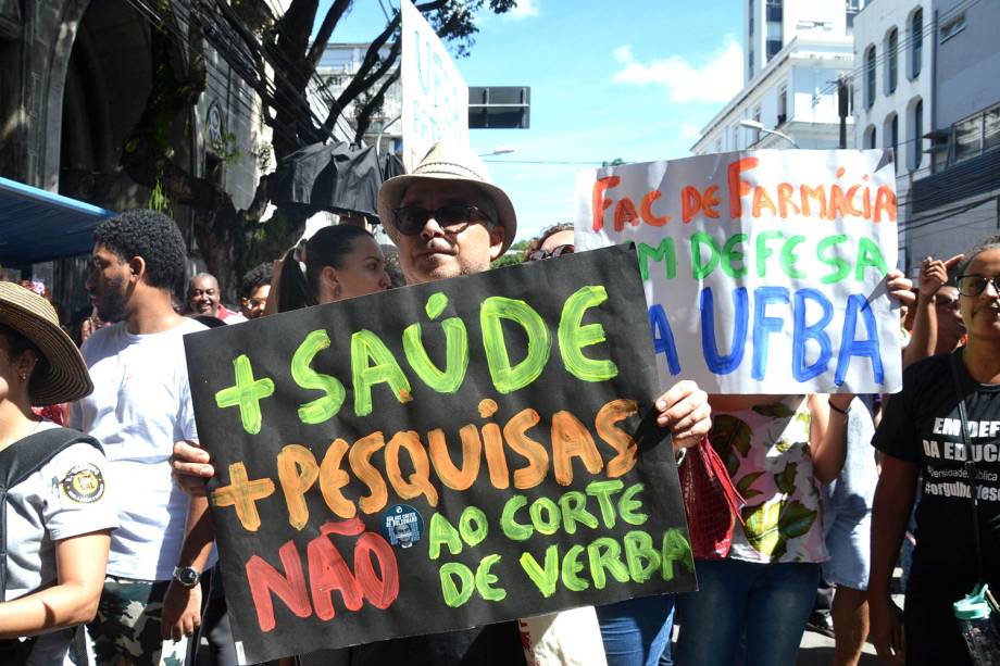 Professores e estudantes erguem cartazes durante protesto realizado no centro de Salvador (BA) - 30/05/2019 Professores e estudantes erguem cartazes durante protesto realizado no centro de Salvador (BA) - 30/05/2019