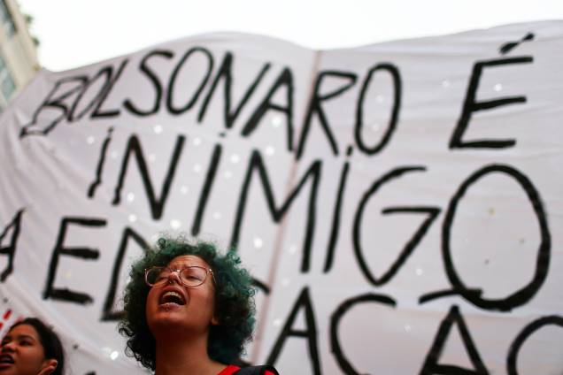 Estudante grita palavras de ordem durante protesto realizado contra os cortes realizados nas universidades, no Rio de Janeiro (RJ) - 30/05/2019 Estudante grita palavras de ordem durante protesto realizado contra os cortes realizados nas universidades, no Rio de Janeiro (RJ) - 30/05/2019