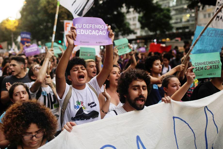 Estudante carrega cartaz com os dizeres 'Eu defendo a educação', durante protesto realizado no Rio deJaneiro (RJ) - 30/05/2019 Estudante carrega cartaz com os dizeres 'Eu defendo a educação', durante protesto realizado no Rio deJaneiro (RJ) - 30/05/2019