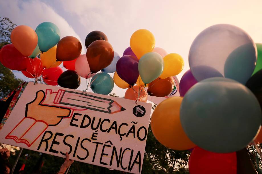 Placa com os dizeres 'Educação é resistência', é vista durante protesto realizado em São Paulo (SP) - 30/05/2019 Placa com os dizeres 'Educação é resistência', é vista durante protesto realizado em São Paulo (SP) - 30/05/2019
