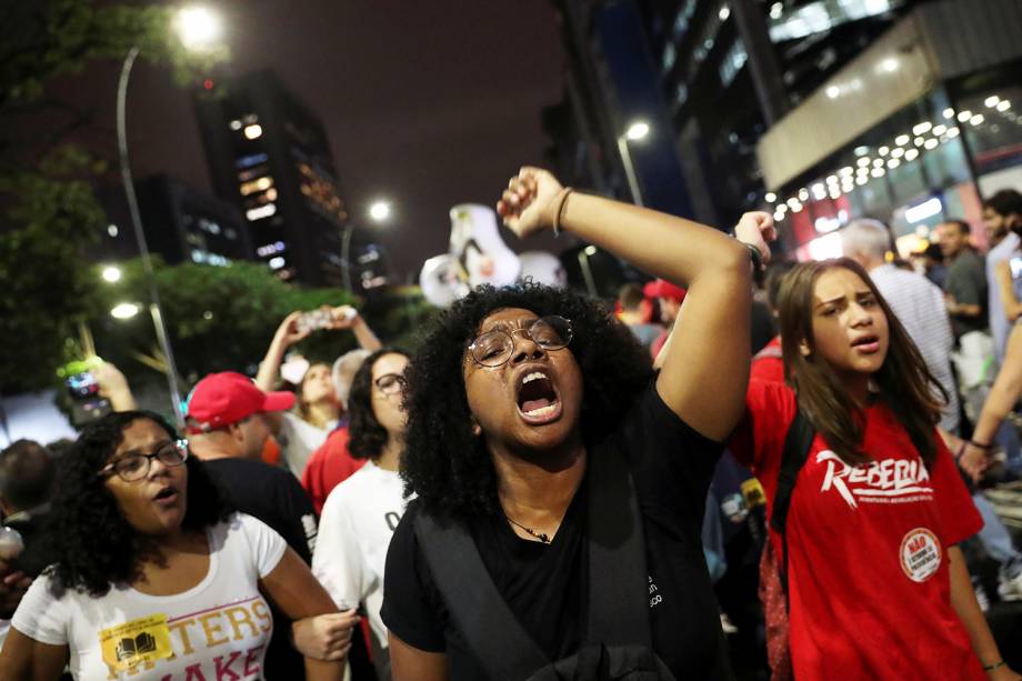 Manifestantes gritam palavra de ordem durante protesto contra o corte de verba nas universidades, realizado em São Paulo (SP) - 30/05/2019 Manifestantes gritam palavra de ordem durante protesto contra o corte de verba nas universidades, realizado em São Paulo (SP) - 30/05/2019