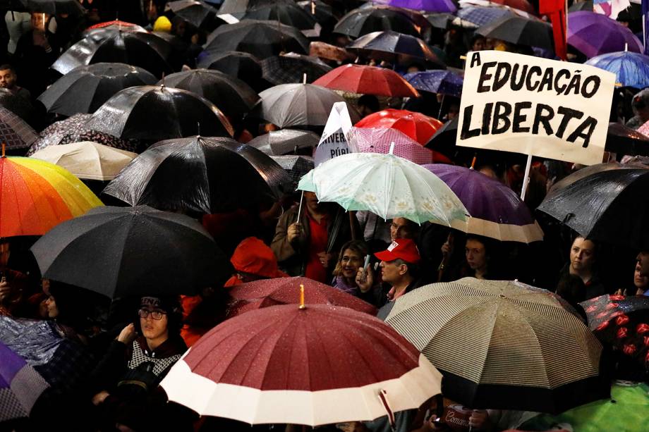 Manifestantes são vistos com guarda-chuva durante protesto contra cortes nas universidades, na frente da Universidade Federal do Paraná, em Curitiba (PR) - 30/05/2019 Manifestantes são vistos com guarda-chuva durante protesto contra cortes nas universidades, na frente da Universidade Federal do Paraná, em Curitiba (PR) - 30/05/2019