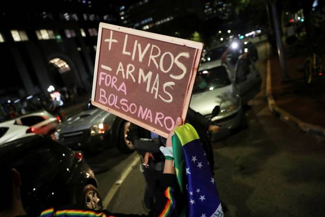 Manifestante exibe placa durante protesto contra corte nas universidades realizado em São Paulo (SP) - 30/05/2019 Manifestante exibe placa durante protesto contra corte nas universidades realizado em São Paulo (SP) - 30/05/2019