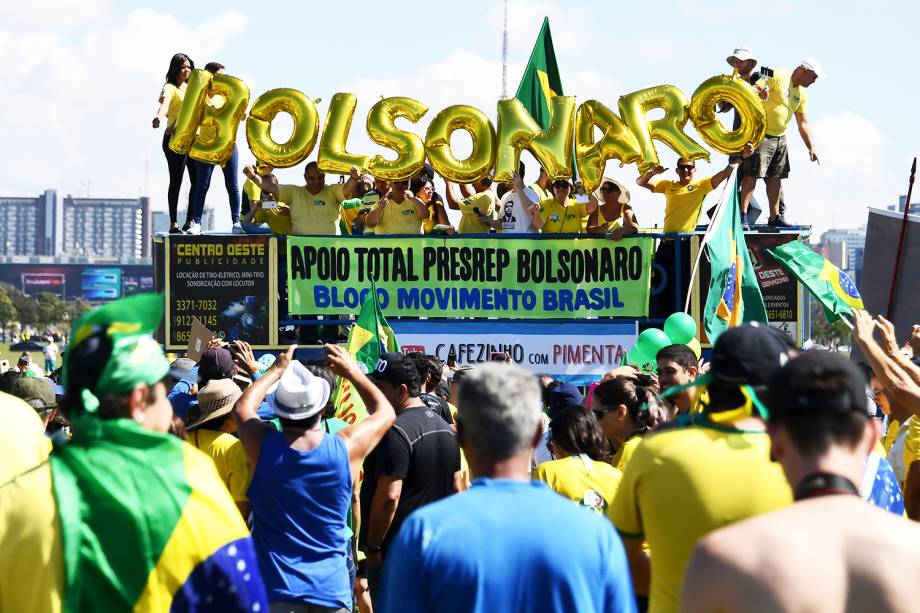 Apoiadores do presidente Jair Bolsonaro exibem balões que formam o nome do chefe do Executivo, durante protesto em Brasília (DF) - 26/05/2019 Supporters of Brazilian President Jair B