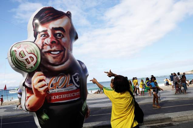 Pixuleco do presidente da Câmara dos Deputados, Rodrigo Maia, é visto durante protesto a favor do governo Bolsonaro nos arredores da Praia de Copacabana, no Rio de Janeiro (RJ) - 26/05/2019 Pixuleco do presidente da Câmara dos Deputados, Rodrigo Maia, é visto durante protesto a favor do governo Bolsonaro nos arredores da Praia de Copacabana, no Rio de Janeiro (RJ) - 26/05/2019