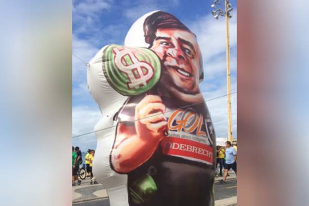 Pixuleco do presidente da Câmara dos Deputados, Rodrigo Maia, é visto durante protesto a favor do governo Bolsonaro nos arredores da Praia de Copacabana, no Rio de Janeiro (RJ) - 26/05/2019 Pixuleco do presidente da Câmara dos Deputados, Rodrigo Maia, é visto durante protesto a favor do governo Bolsonaro nos arredores da Praia de Copacabana, no Rio de Janeiro (RJ) - 26/05/2019