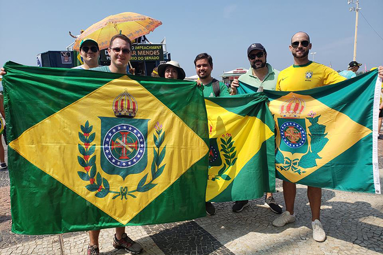 Manifestantes da Confederação Monárquica do Brasil Manifestantes da Confederação Monárquica do Brasil