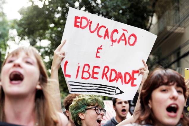 Estudante segura cartaz em defesa da educação durante ato em São Paulo (SP) - 15/05/2019 Estudante segura cartaz em defesa da educação durante ato em São Paulo (SP) - 15/05/2019