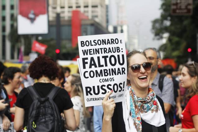 Estudante empunha cartaz com ironia ao presidente Jair Bolsonaro e ao ministro da Educação, Abraham Weintraub, em São Paulo (SP) - 15/05/2019 Estudante empunha cartaz com ironia ao presidente Jair Bolsonaro e ao ministro da Educação, Abraham Weintraub, em São Paulo (SP) - 15/05/2019