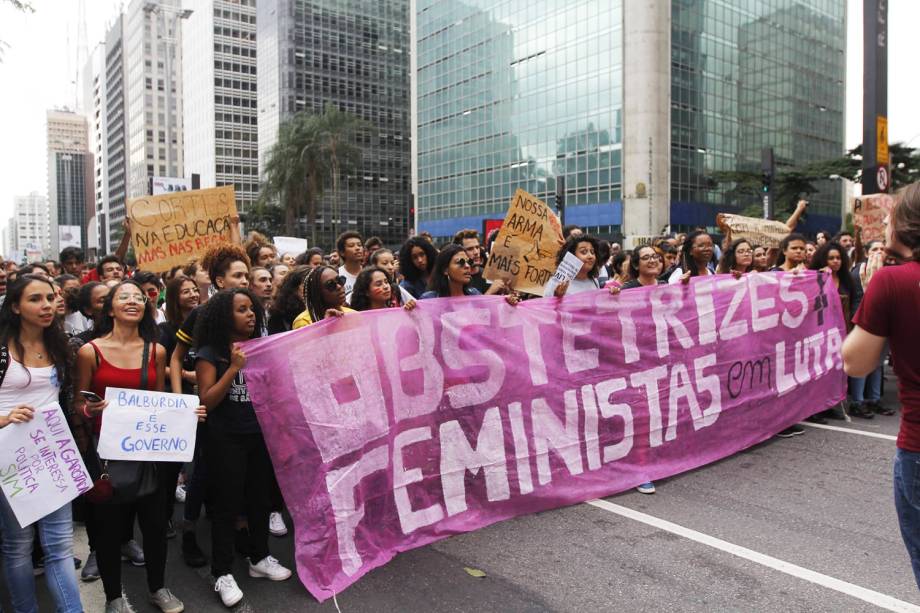 Estudantes de medicina protestam contra congelamento de verbas pelo Ministério da Educação