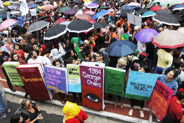 Estudantes carregam simulações de livros clássicos durante ato na Avenida Paulista, em São Paulo (SP) - 15/05/2019 Estudantes carregam simulações de livros clássicos durante ato na Avenida Paulista, em São Paulo (SP) - 15/05/2019