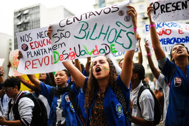 Estudantes empunham cartazes no Rio de Janeiro contra os cortes na área da educação e pesquisa - 15/05/2019 Estudantes empunham cartazes no Rio de Janeiro contra os cortes na área da educação e pesquisa - 15/05/2019