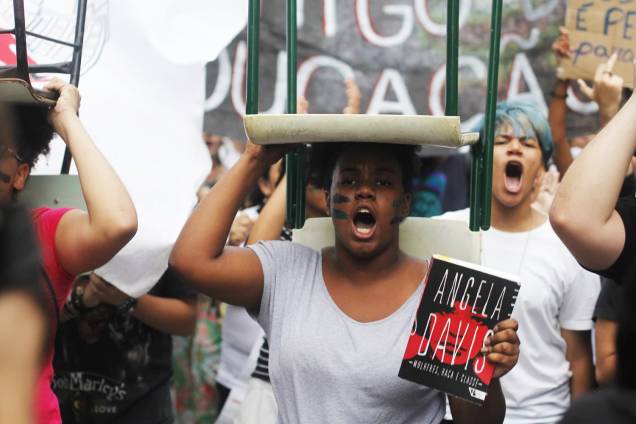Estudante carrega cadeira durante protestos contra os cortes na área da educação e pesquisa anunciados pelo Governo Federal, na avenida Paulista, em São Paulo (SP) - 15/05/2019 Estudante carrega cadeira durante protestos contra os cortes na área da educação e pesquisa anunciados pelo Governo Federal, na avenida Paulista, em São Paulo (SP) - 15/05/2019