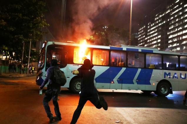Manifestantes atiram pedras e coquetel molotov em ônibus durante protesto contra o corte de verbas de universidades, no Rio de Janeiro (RJ) - 15/05/2019 Manifestantes atiram pedras e coquetel molotov em ônibus durante protesto contra o corte de verbas de universidades, no Rio de Janeiro (RJ) - 15/05/2019