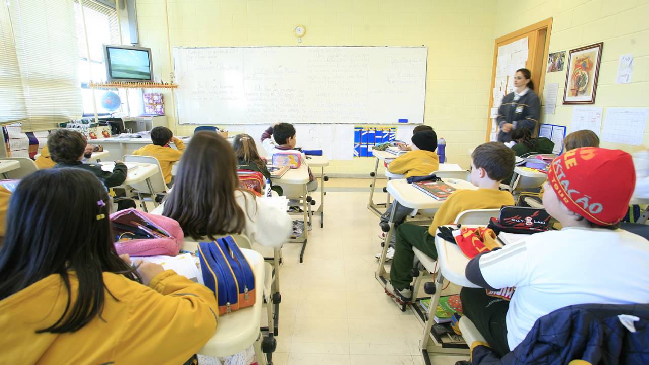 Alunos assistem aula em escola localizada na região metropolitana de São Paulo