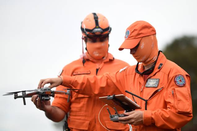 Membros do Corpo de Bombeiros utilizam drone para procurar possíveis vitimas em meio à lama, 100 dias após o rompimento da barragem da mineradora Vale, localizada na mina Córrego do Feijão, em Brumadinho (MG) - 03/05/2019 Membros do Corpo de Bombeiros utilizam drone para procurar possíveis vitimas em meio à lama, 100 dias após o rompimento da barragem da mineradora Vale, localizada na mina Córrego do Feijão, em Brumadinho (MG) - 03/05/2019