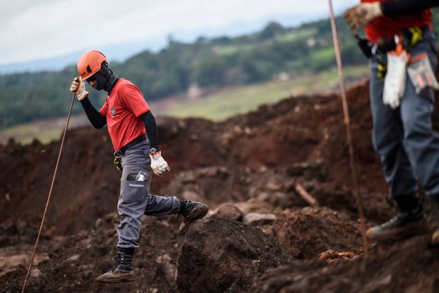 Equipe de resgate procura possíveis vitimas em meio à lama, 100 dias após o rompimento da barragem da mineradora Vale, localizada na mina Córrego do Feijão, em Brumadinho (MG) - 03/05/2019 Equipe de resgate procura possíveis vitimas em meio à lama, 100 dias após o rompimento da barragem da mineradora Vale, localizada na mina Córrego do Feijão, em Brumadinho (MG) - 03/05/2019