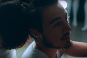 Tiago Iorc em cena do clipe da música 'A Vida Nunca Cansa', do álbum 'Reconstrução'