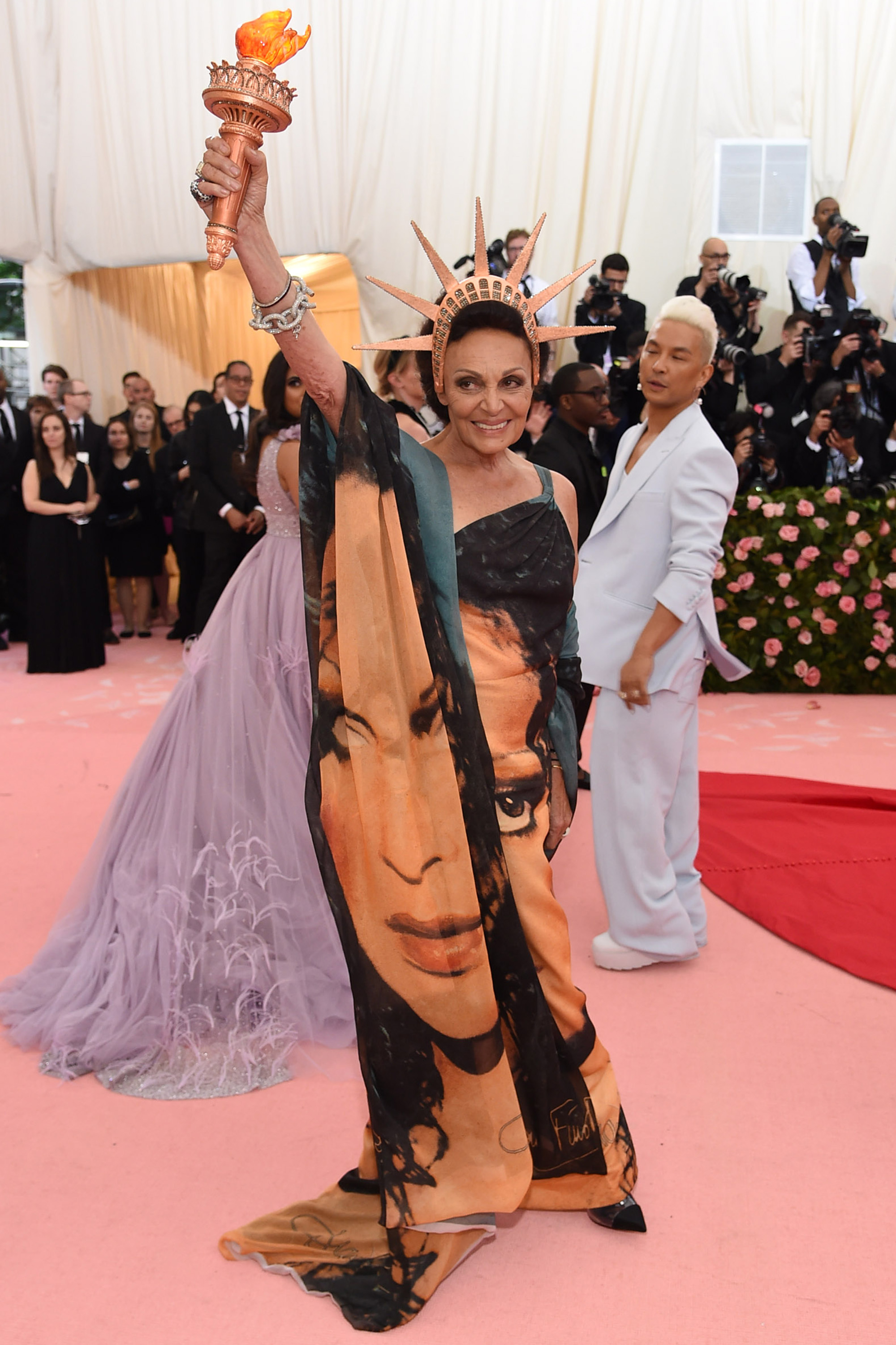 A estilista Diane von Furstenberg foi de "Est&aacute;tua da Liberdade" em homenagem &agrave; m&atilde;e