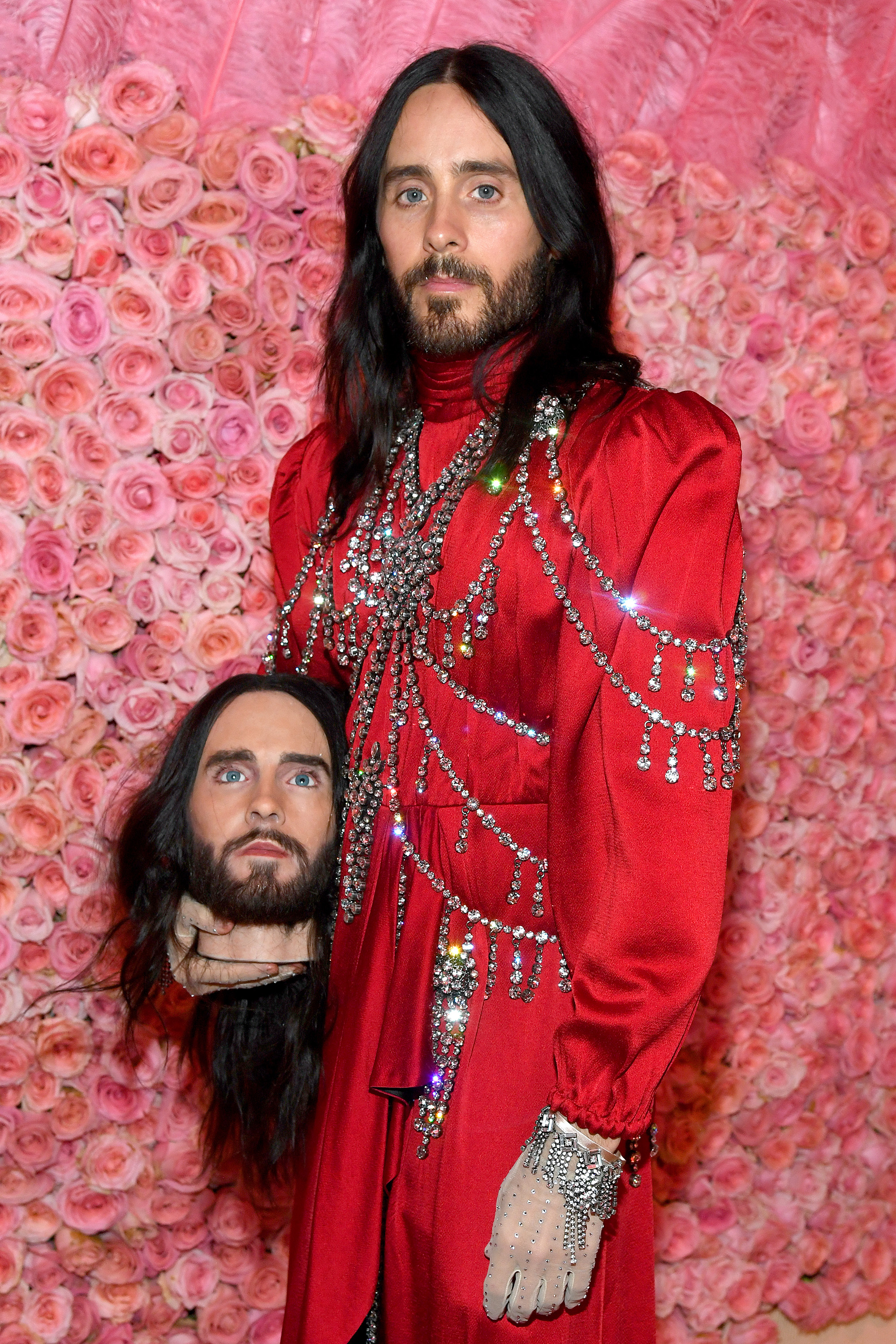 Jared Leto levou uma r&eacute;plica da pr&oacute;pria cabe&ccedil;a como acess&oacute;rio fashion