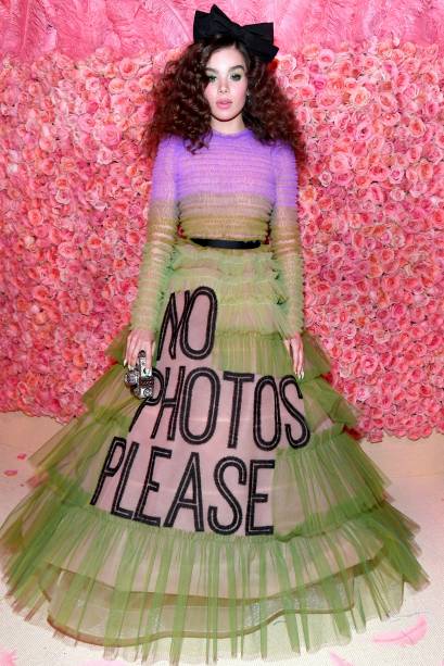 Hailee Steinfeld brincou com a cultura dos paparazzi num vestido que dizia "sem fotos, por favor"