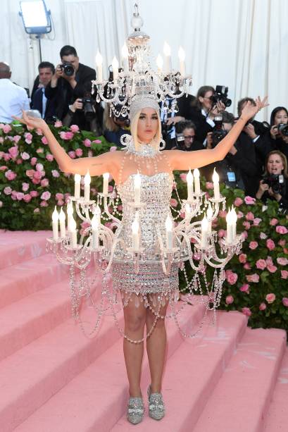 Katy Perry se vestiu, literalmente, de candelabro para o evento de moda