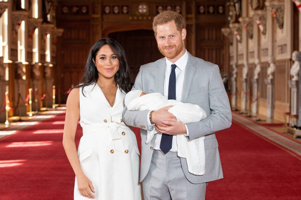 Bebê de Meghan Markle e príncipe Harry tem primeiras fotos divulgadas