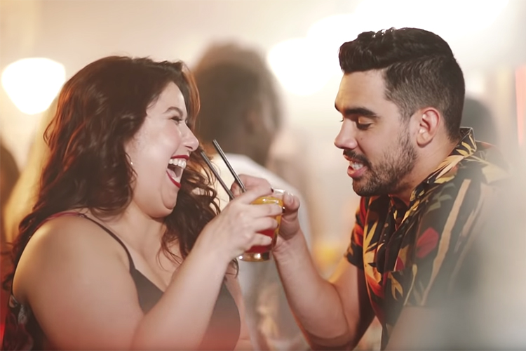 O cantor Gabriel Diniz, no clipe 'Jenifer'