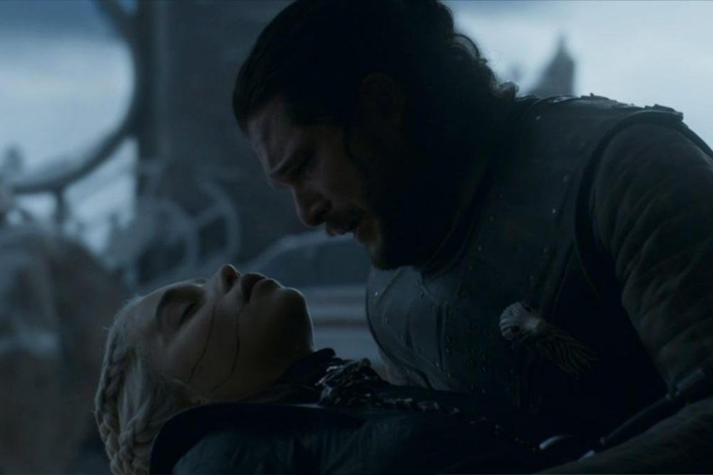 Jon (Kit Harington) segura Daenerys (Emilia Clarke) após assassiná-la no último episódio de ‘Game of Thrones’ Jon (Kit Harington) segura Daenerys (Emilia Clarke) após assassiná-la no último episódio de 'Game of Thrones'