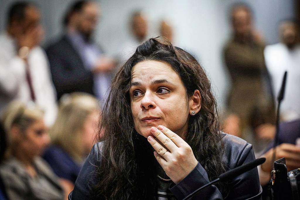 Janaína Paschoal invade palco e é vaiada em evento LGBTQIA+